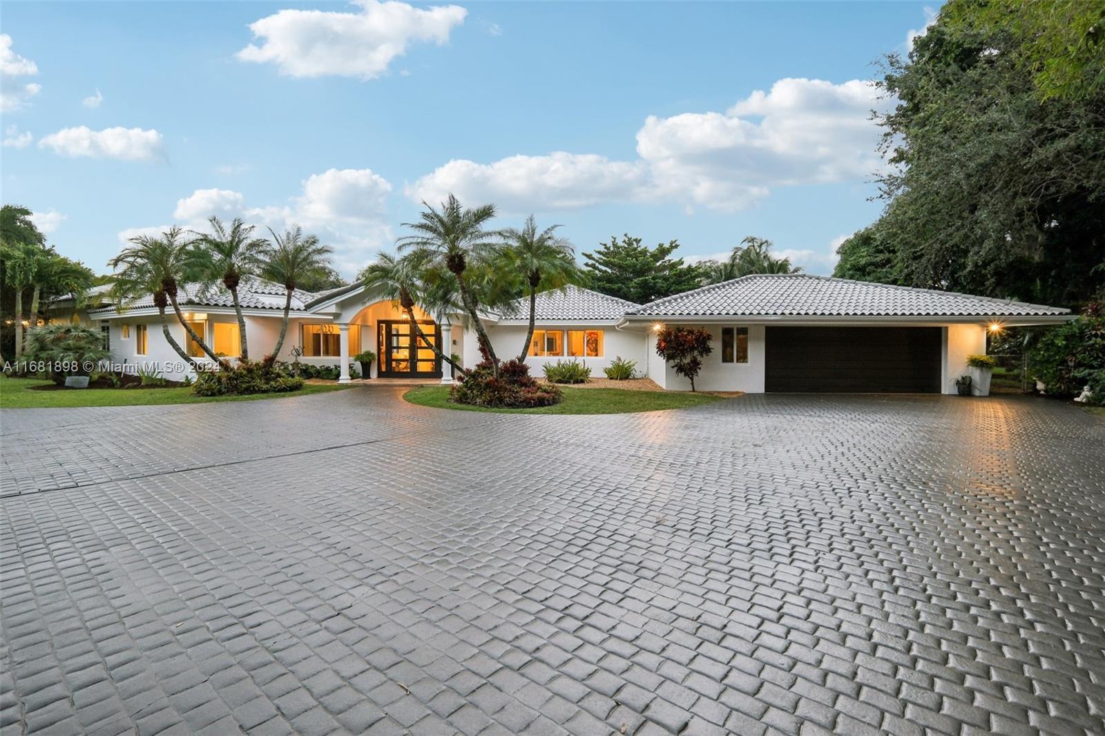 TOWN & RANCH ESTS - Residential