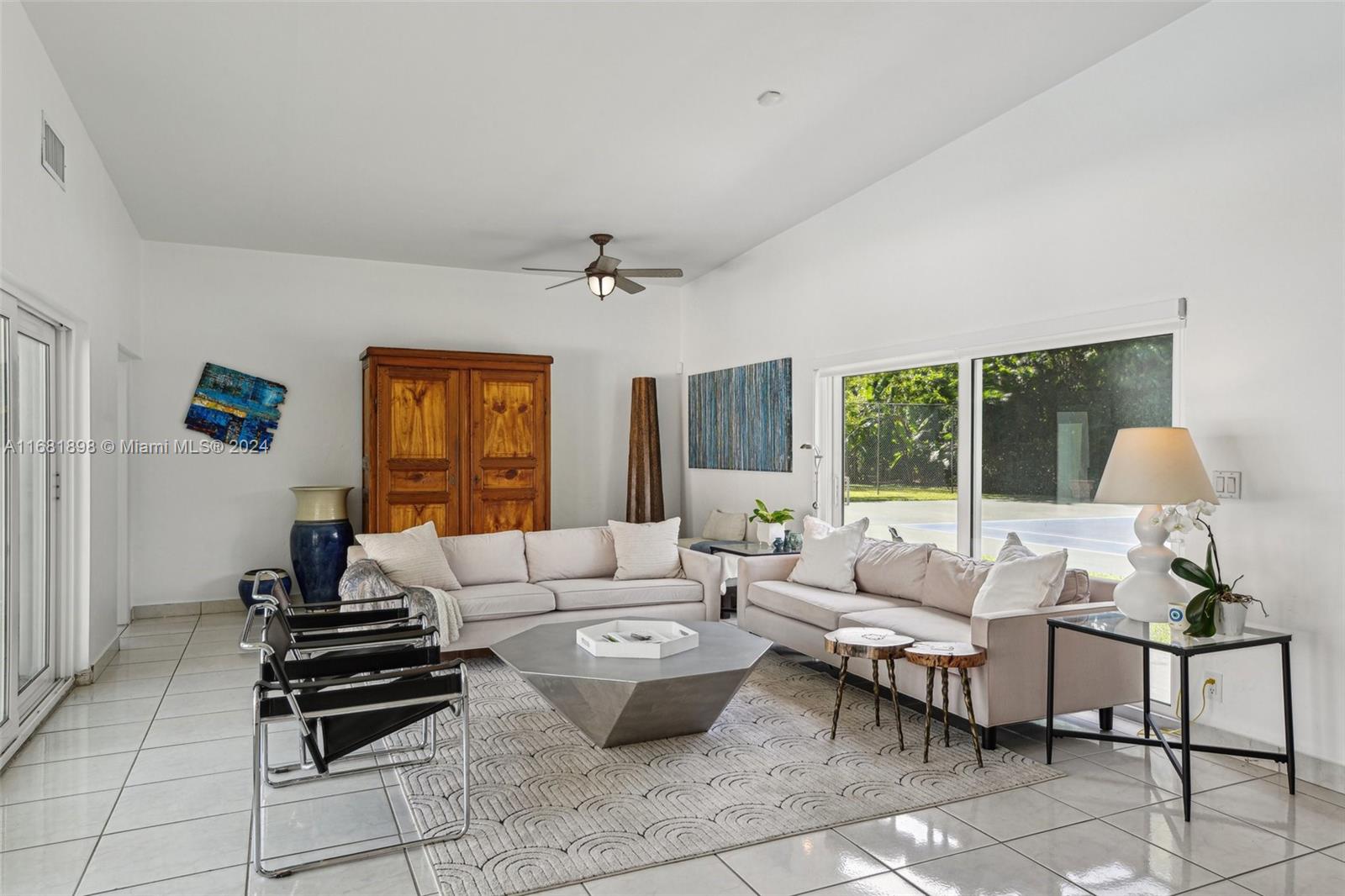 TOWN & RANCH ESTS - Residential