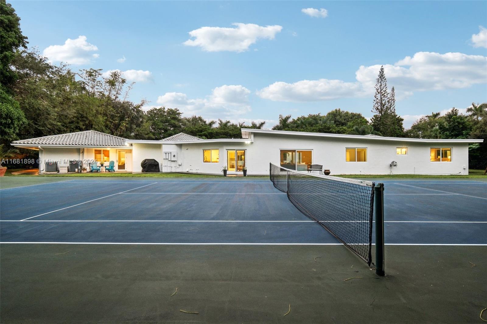 TOWN & RANCH ESTS - Residential