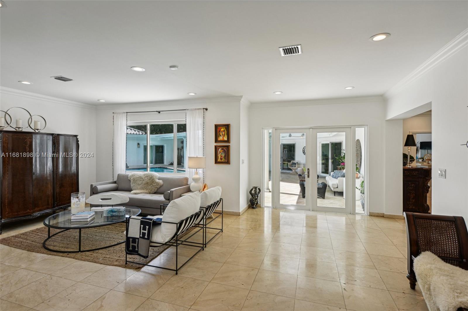 TOWN & RANCH ESTS - Residential