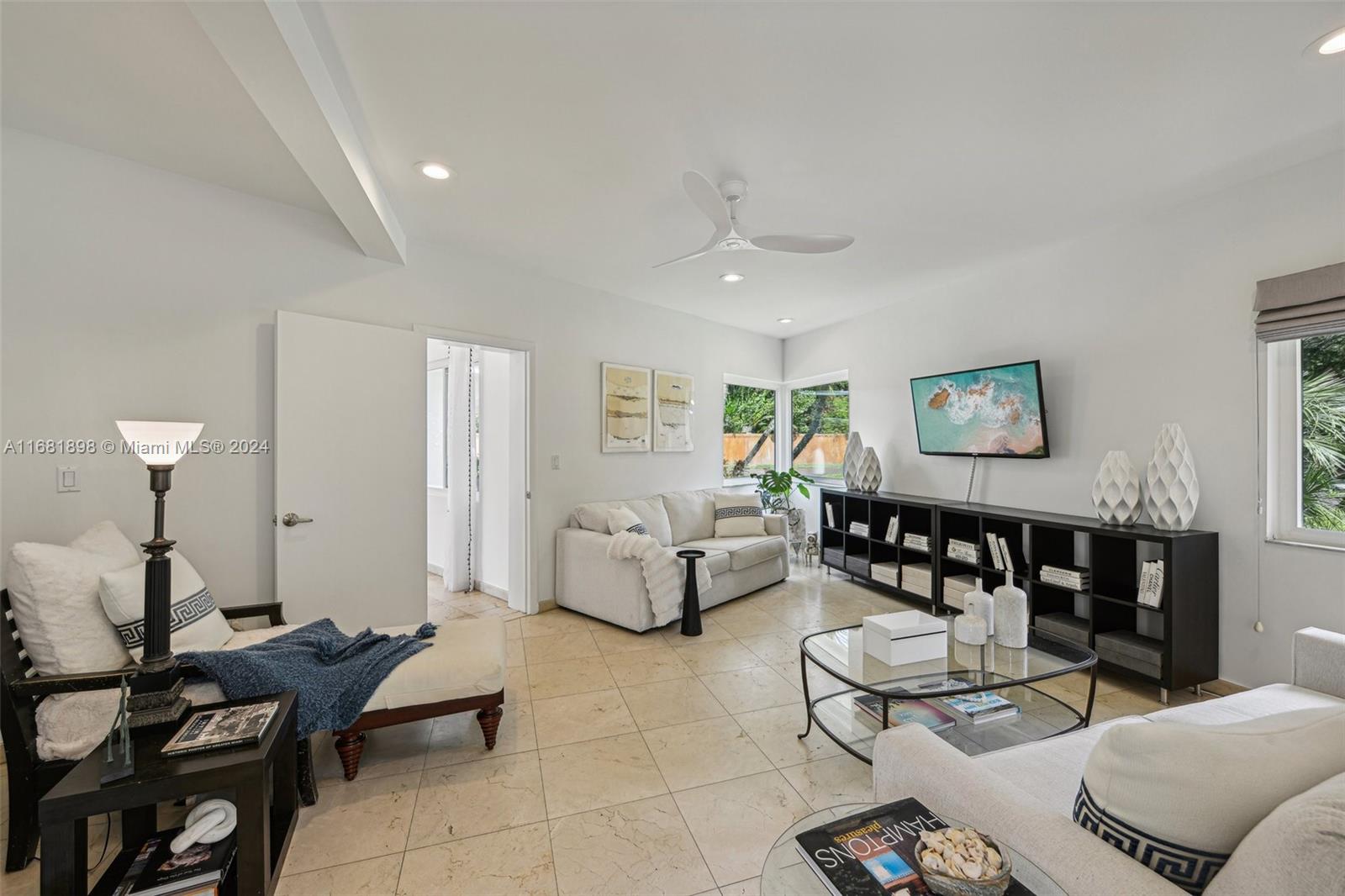 TOWN & RANCH ESTS - Residential