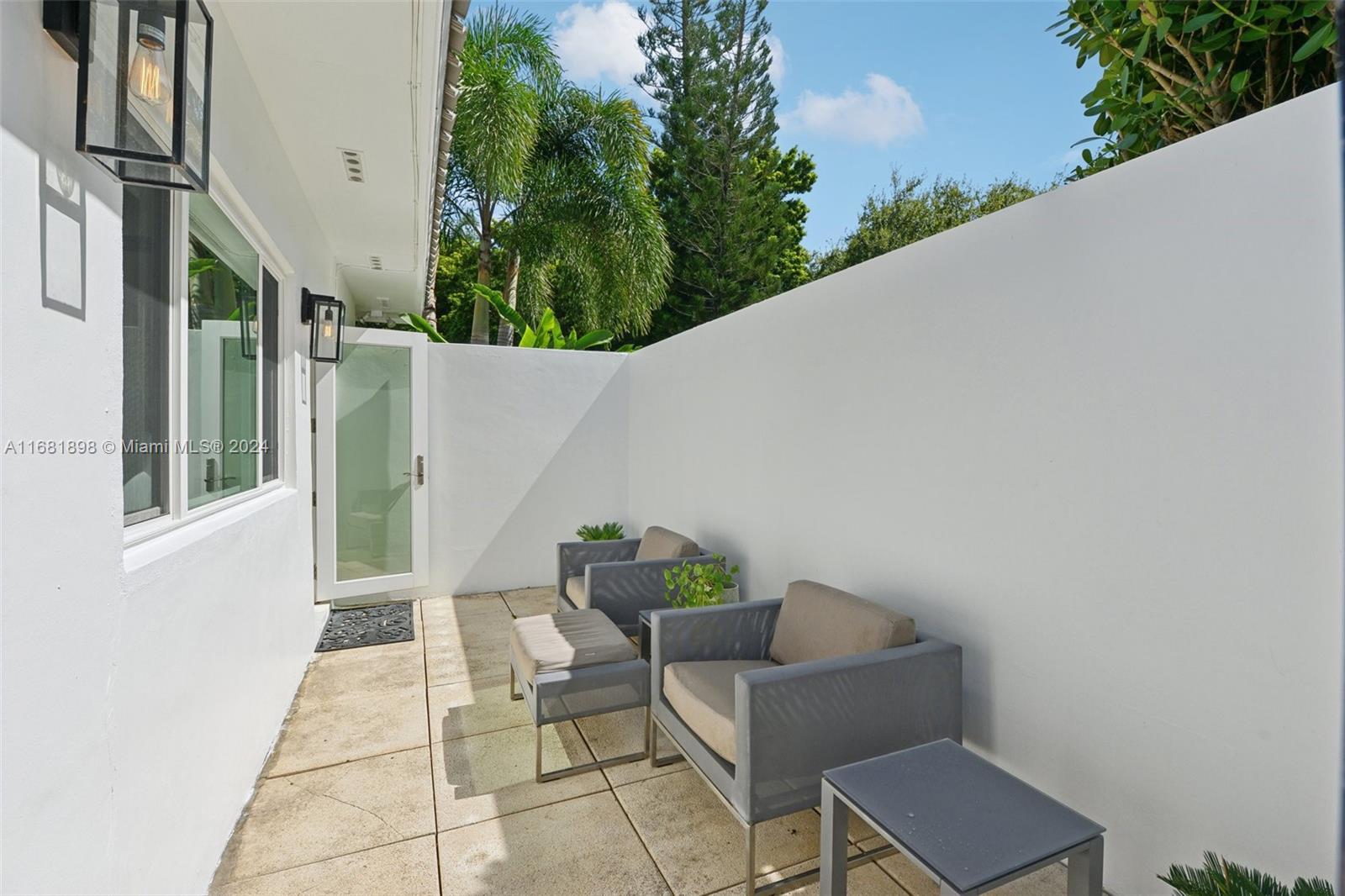 TOWN & RANCH ESTS - Residential