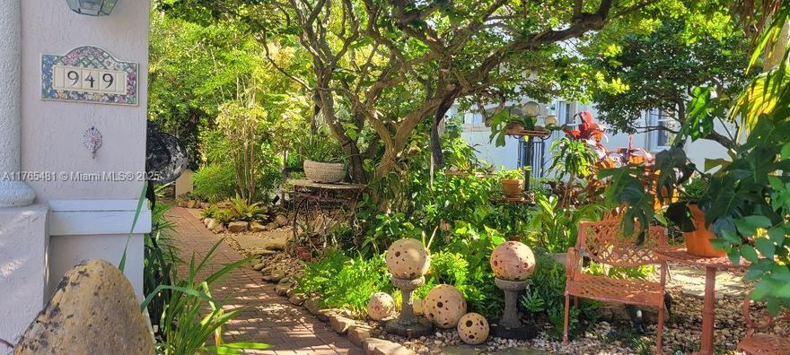 FABULOUS 3/2.5 , CORNER TOWNHOUSE  IN THE PRESTIGIOUS GATED COMMUNITY HARBOR ISLAND.  OPEN LAYOUT KITCHEN, GREAT BARBECUE AREA W PERGOLA, OCEAN ACCESS,PRIVATE DOCK, GREAT AMMENITIES GYM, CLUBHOUSE, BASKETBALL, TENNIS AND PICKLEBALL COURTS. 24 HOUR SECURITY.
CLOSE DISTANCE TO THE BEACH, SHOPS, CASSINOS, AIRPORT, ETC.