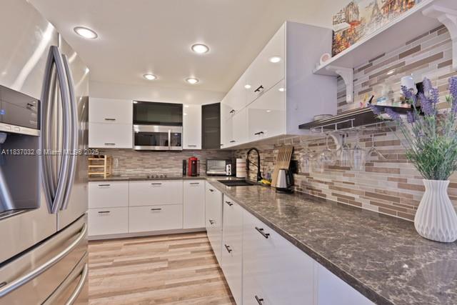 This renovated 1-bedroom, 1.5-bathroom unit offers a fully furnished living space designed for comfort and convenience. The open kitchen and living area, enhanced by ceramic tile flooring, provides a warm and low-maintenance environment. Residents can enjoy a range of resort-style amenities, including beach access, a healthy environment, two pools, fitness centers, a sauna, and steam rooms. Recreational activities include tennis, billiards, and shuffleboard, along with a convenience store and a restaurant. The barbecue area is perfect for gatherings and creating memorable experiences. Additionally, 24-hour security ensures a safe living environment. This unit is a compelling option for anyone looking to lease a new home.