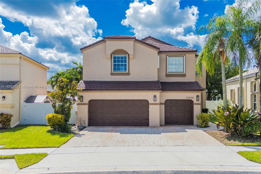 Welcome to this stunning single-family home featuring 4 spacious bedrooms, 2.5 bathrooms, and a 3-car garage. Perfectly designed for comfort and convenience, this property offers plenty of space for living and entertaining.
Enjoy the sparkling private pool, ideal for relaxing or hosting gatherings with family and friends. The home is located in an excellent neighborhood with easy access to schools, shopping, dining, and major highways.
Don’t miss the opportunity to own this exceptional property that combines style, functionality, and a fantastic location!