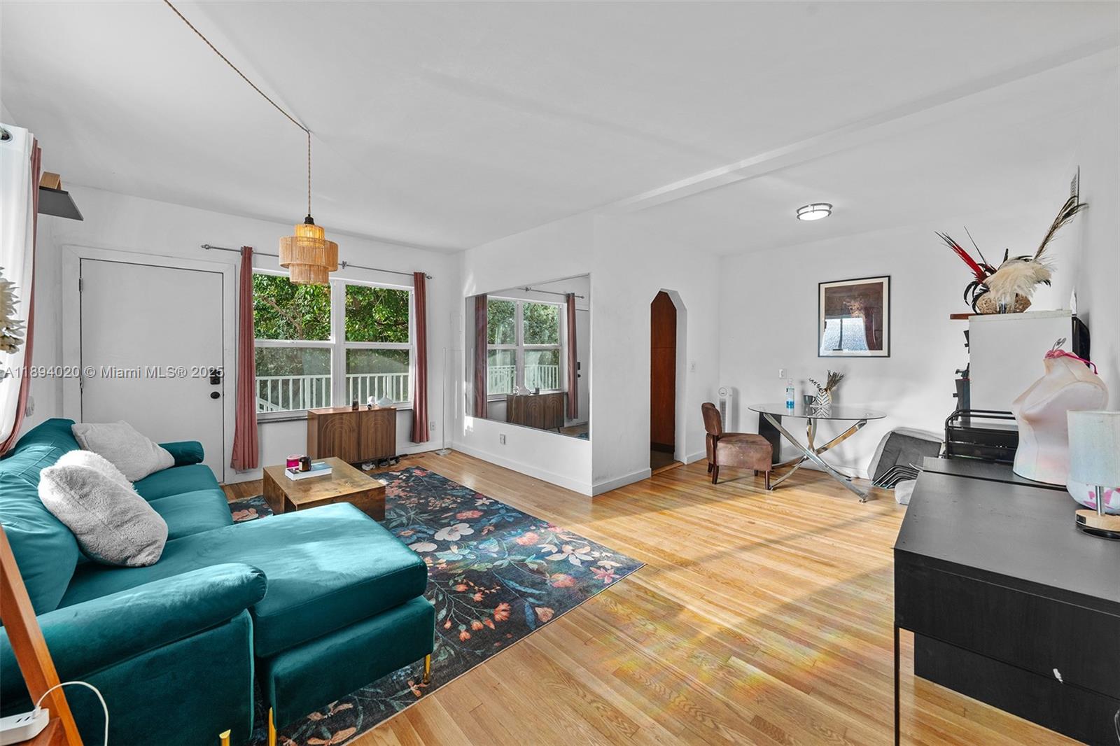 Beautifully designed 650 sq. ft. residence in the heart of South Beach’s most sought-after neighborhood. Bright and inviting with a thoughtful, open layout and a rare gas stove — a true luxury in Miami Beach condos. Enjoy effortless living just steps from Whole Foods, Trader Joe’s, Lincoln Road, Sunset Harbour, Pura Vida, Anatomy, and more. Rarely available and perfectly located, this gem combines comfort, style, and the unmatched charm of West Avenue living.