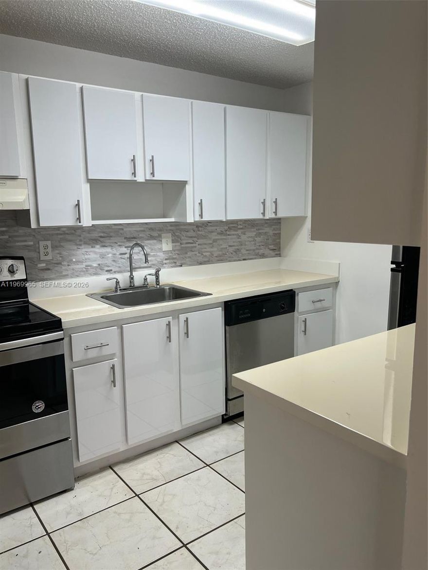 REDUCED !!!Gated Community!!!3 bedrooms 2 baths!!! Tile trough out!!! Balcony, washer and dryer in the unit !!!Community offers pool !!!CREDIT SCORE MUST BE 650 OR MORE !!!NO EXCEPTIONS AS PER ASSOCIATION!!!
Vacant and ready to rent !!! Call LA