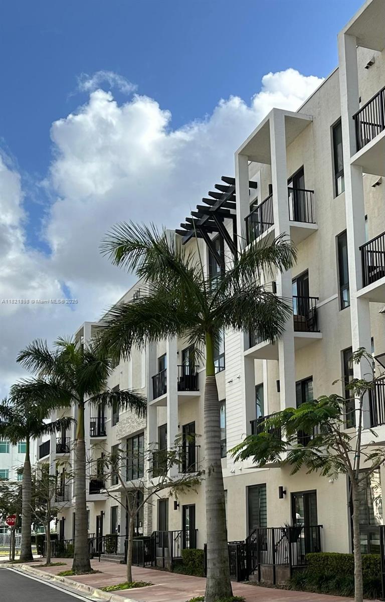 Property for Sale at 8301 Nw 41st St B-204, Doral, Miami-Dade County, Florida - Bedrooms: 2 
Bathrooms: 3  - $450,000