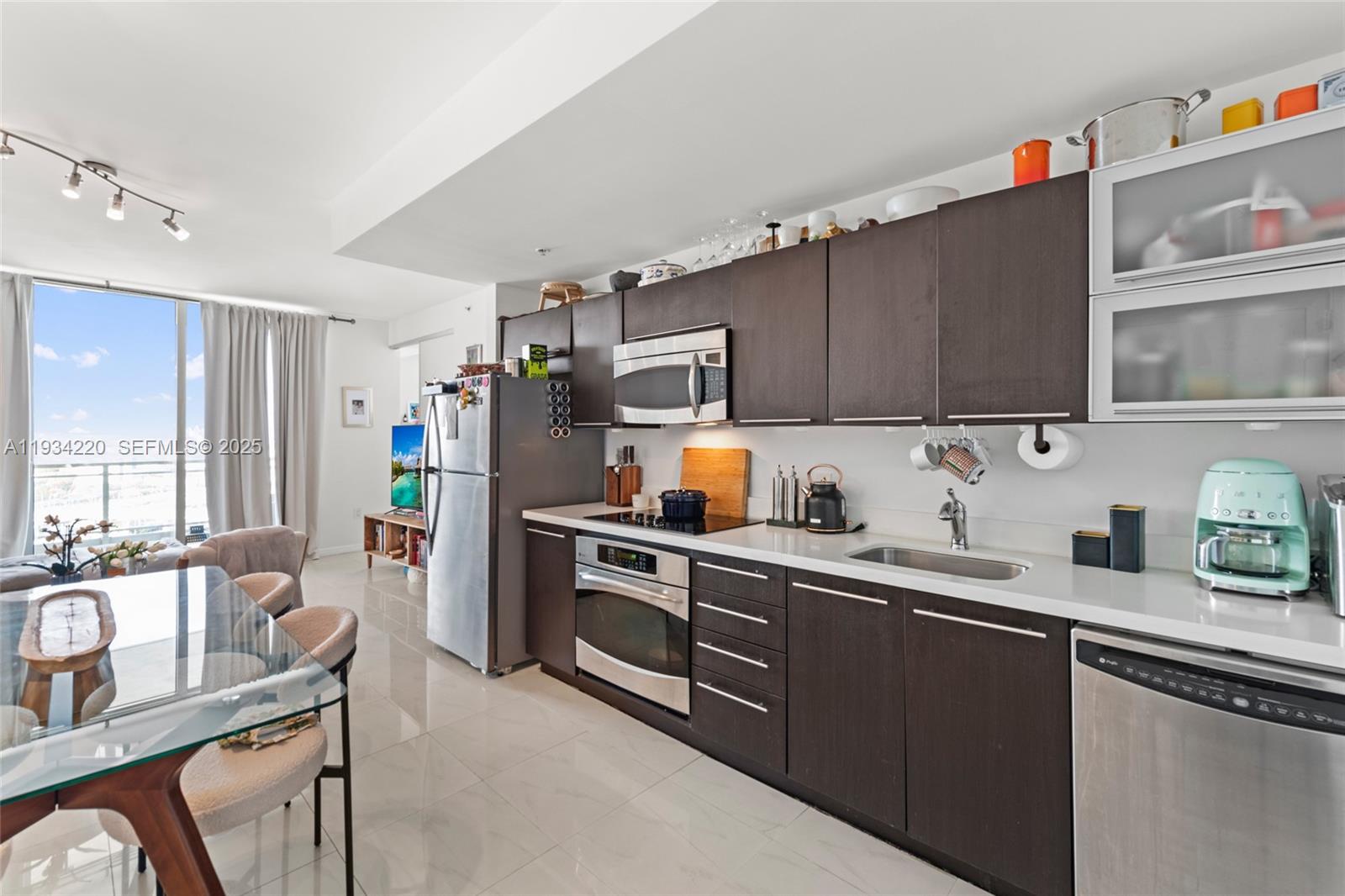 IVY CONDO - Residential