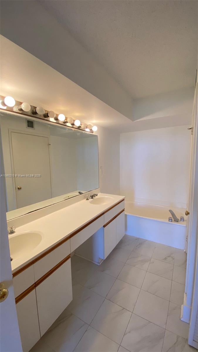 MYSTIC POINTE TOWER 600 C - Residential