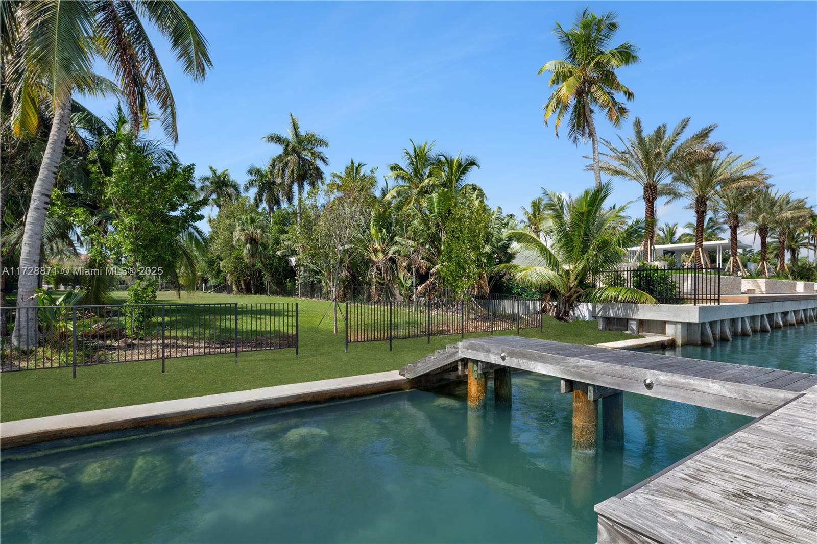 PALM ISLAND - Land