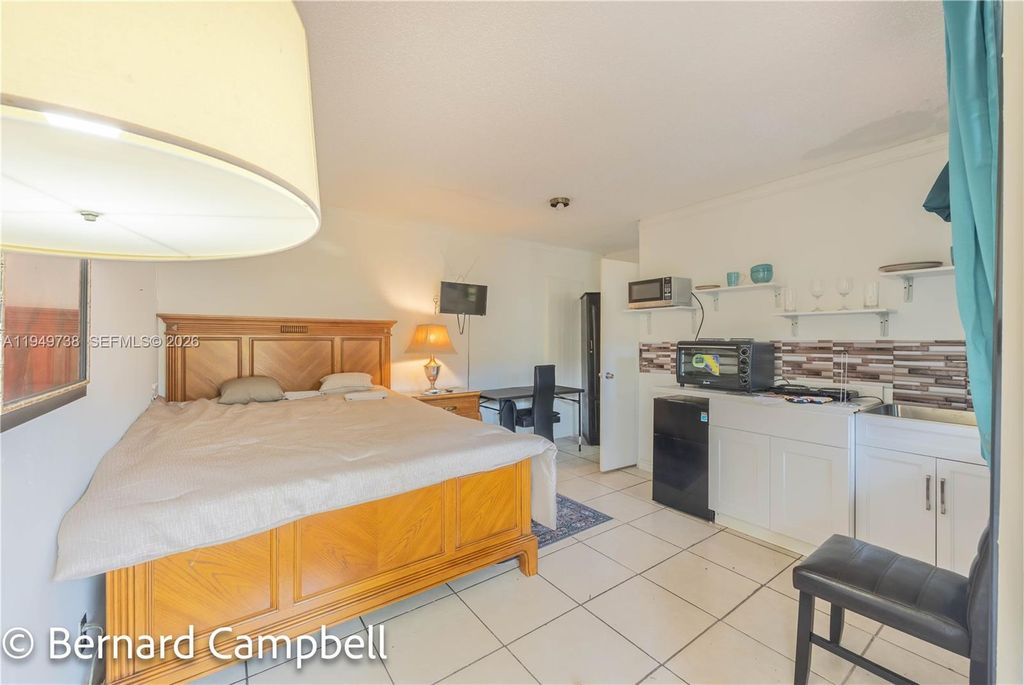 Photo of 129 SE 5th St #1-4, Hallandale Beach, FL 33009 (MLS # A11949738)