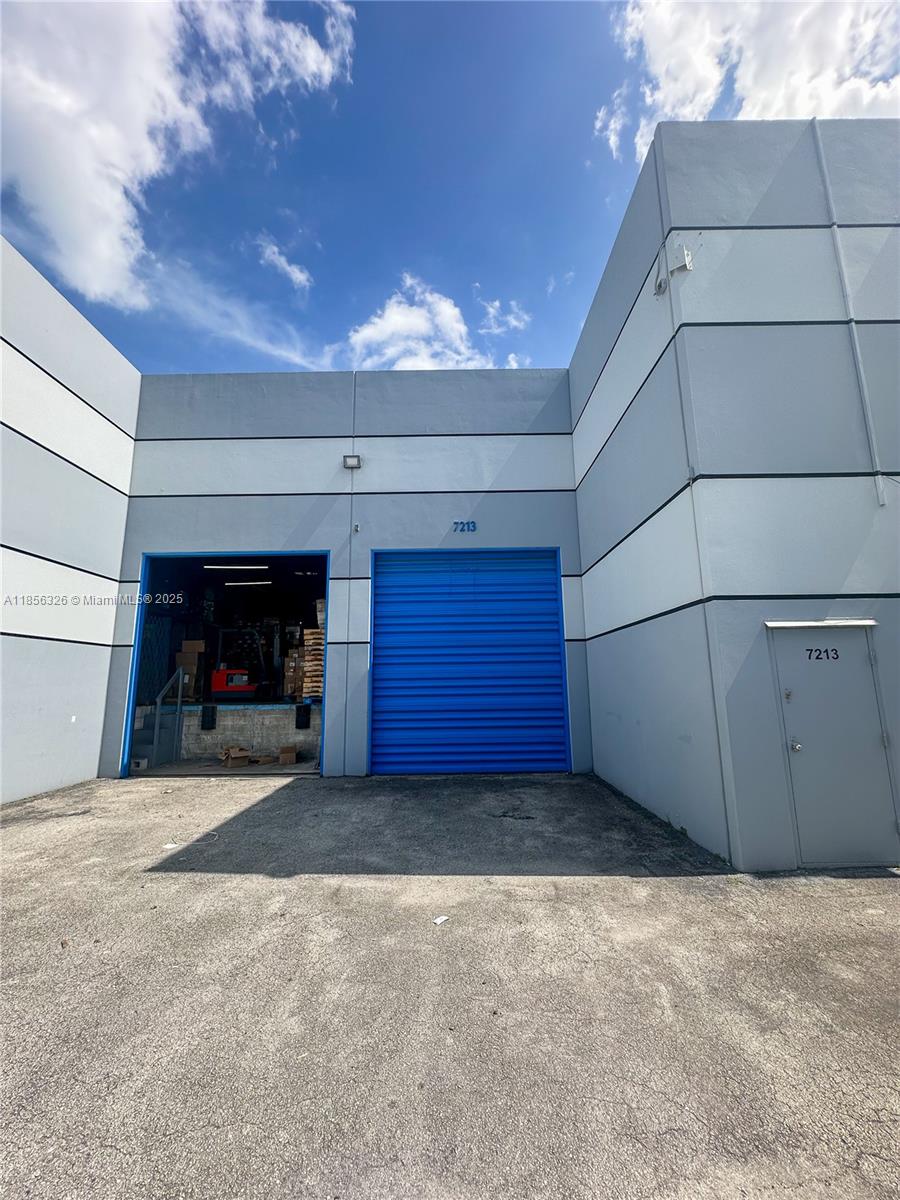 Total Available: ± 4,000 SF
Office SF: ± 1,000 SF
Ceiling Height: 22’ clear
Number of Doors: 1 Dock Door
Base Rent: $5,829.00
• Rare 4,000 SF dock-high small bay warehouse
• Ability to grow within park
• On-site management
• Security guard patrol service
• Seconds from SR-826 (Palmetto Expressway) via NW 58th St
• Minutes from Miami