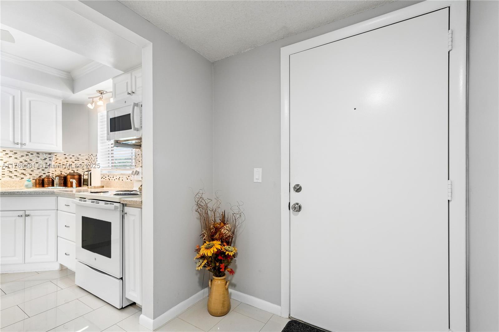 Rental Property at 18081 Se Country Club Dr 19, Jupiter, Palm Beach County, Florida - Bedrooms: 2 
Bathrooms: 1  - $1,900 MO.