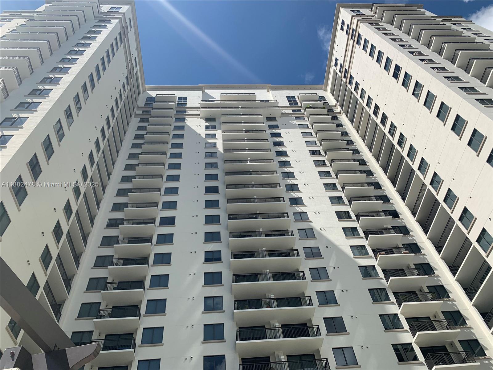 Corner unit 1 bedroom plus den, fully furnished and equipped, ready to move in or immediate rent, high end building in the heart of Brickell. Walking distance to shopping, restaurants, metrorail. Spectacular views E, S and W from balcony. Stainless steel appliances, quartz countertop. Resort style amenities.