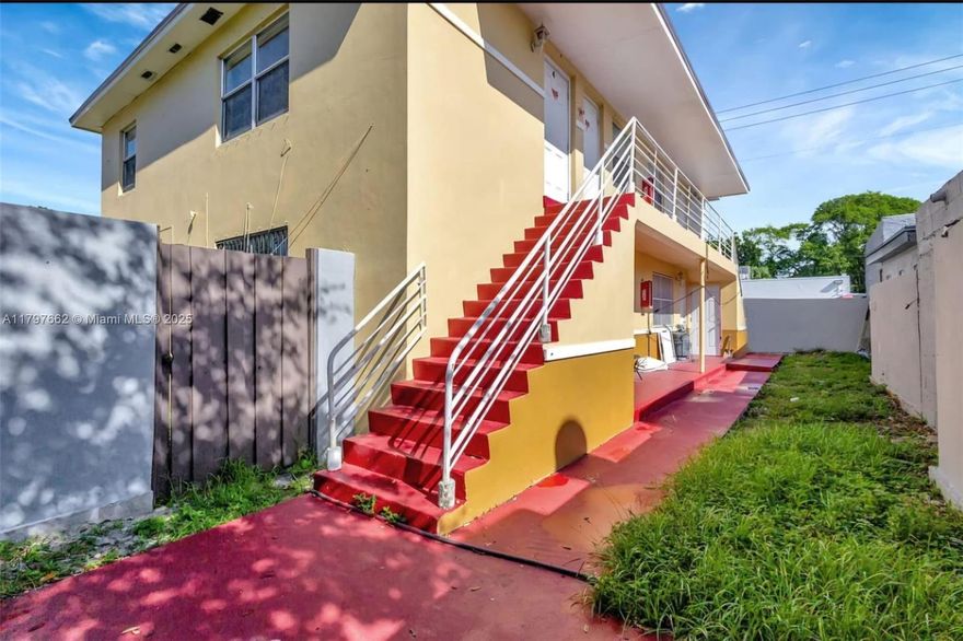 Fourplex unit in West Palm Beach (the only unit in the building to include a small yard). Completely remodeled with updated Kitchen with new appliances as well as new completely updated bathroom. Impact windows will be installed at a later date. Centrally located near shopping WPB entertainment and major highways. 
SECTION 8 WELCOMED (UNIT ALREADY PASSED COUNTY INSPECTION)
Easy to show unit is vacant ON LOCK BOX, text or contact listing agent for combination code.