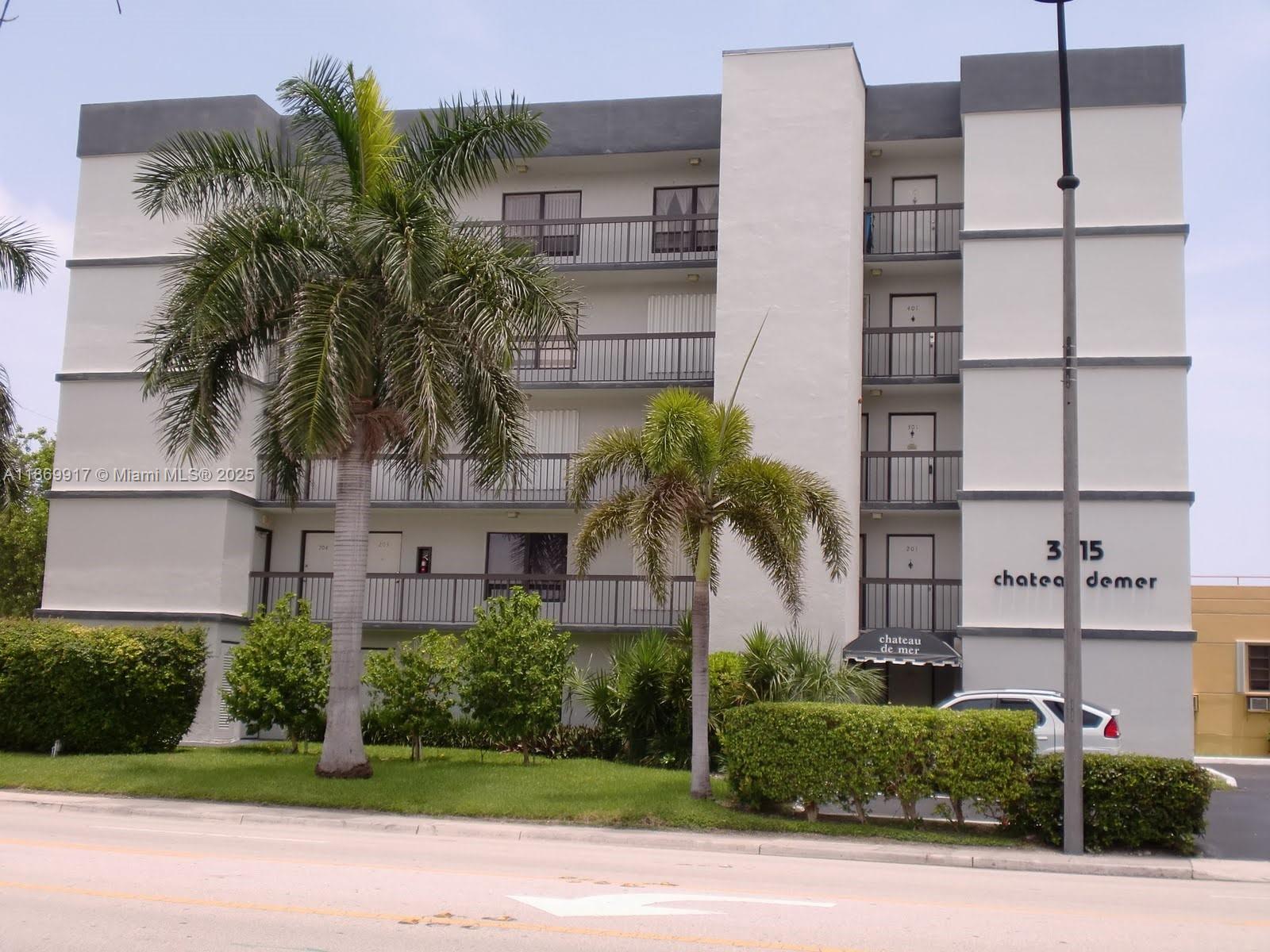 This remodeled 1-bedroom, 1-bathroom condo offers the best of beach living, just steps from the world-famous Hollywood Beach Broadwalk. Enjoy your beach access, or take a short walk to restaurants, shops, and entertainment. Whether you’re looking for a full-time home, a vacation spot, or a rental property, this condo offers endless potential!