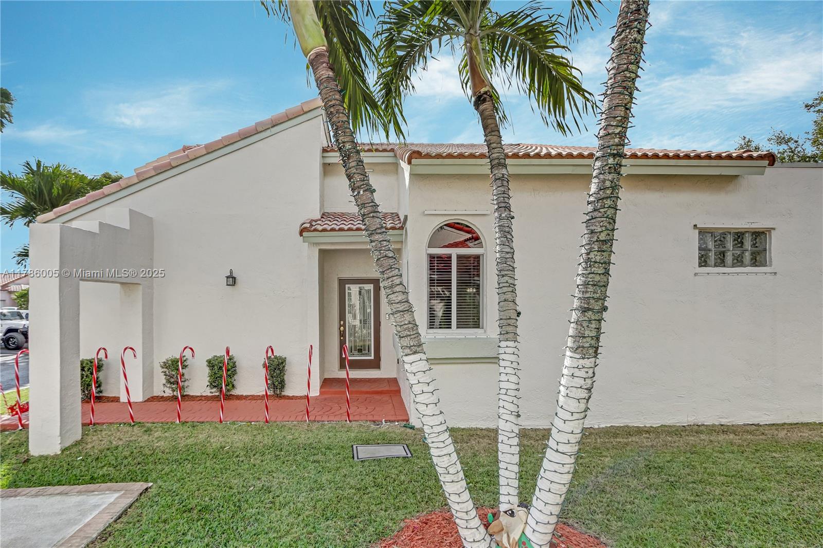 Rental Property at 11338 Sw 158th Pl, Miami, Broward County, Florida - Bedrooms: 5 
Bathrooms: 3  - $3,950 MO.