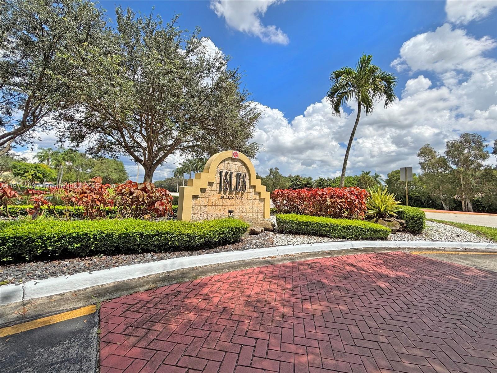 Beautiful 2-Bed, 2-Bath Condo for Rent in Sunrise! Prime location near Sawgrass Mills Mall, top restaurants, and major highways. Spacious open layout with vaulted ceilings, a modern kitchen with granite countertops, and full-size washer & dryer. Perfect for living in one of the best areas!