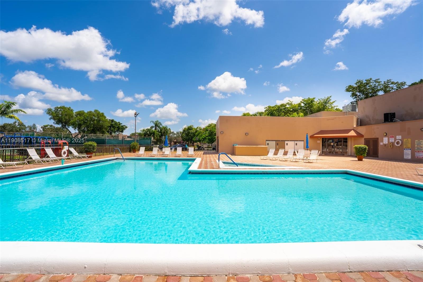 PEMBROKE LAKES SECTION SE - Residential