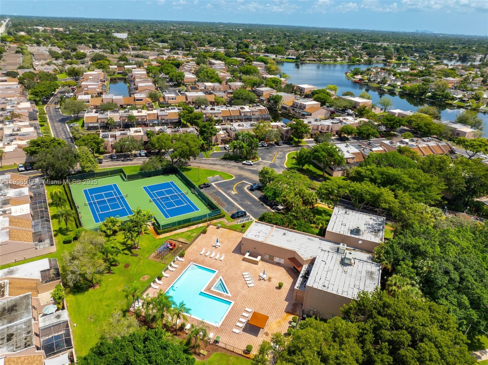 PEMBROKE LAKES SECTION SE - Residential