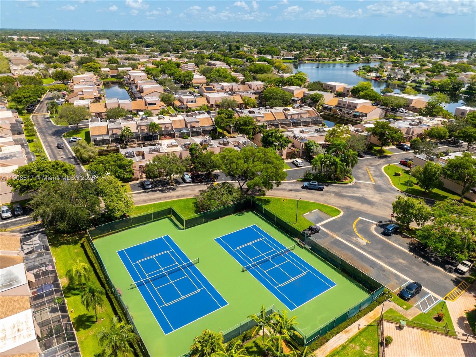 PEMBROKE LAKES SECTION SE - Residential