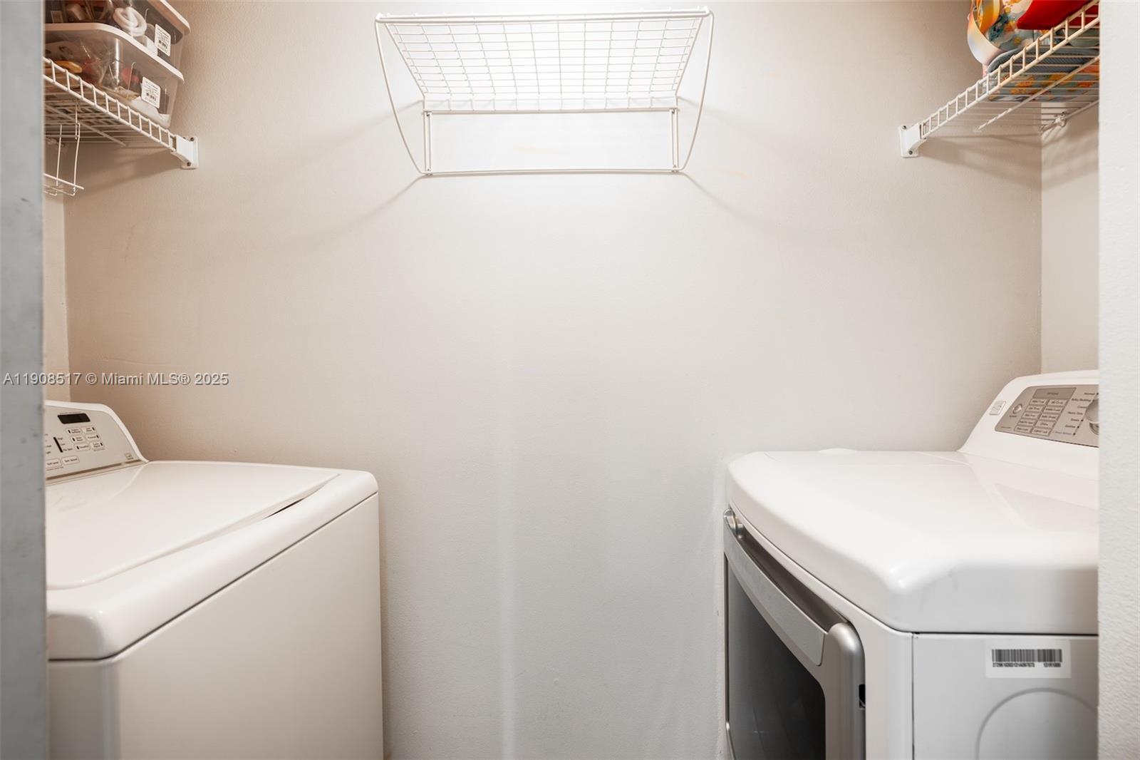 PEMBROKE LAKES SECTION SE - Residential