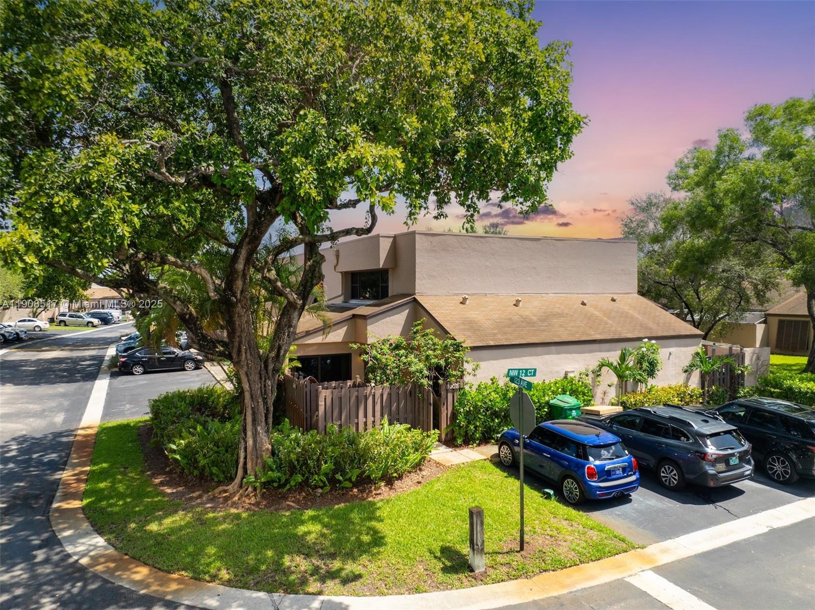 PEMBROKE LAKES SECTION SE - Residential