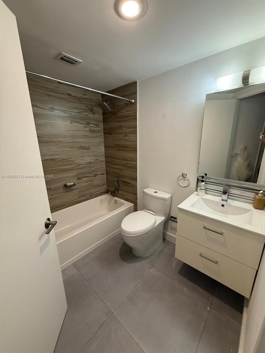 LAS VISTAS AT DORAL CONDO - Residential