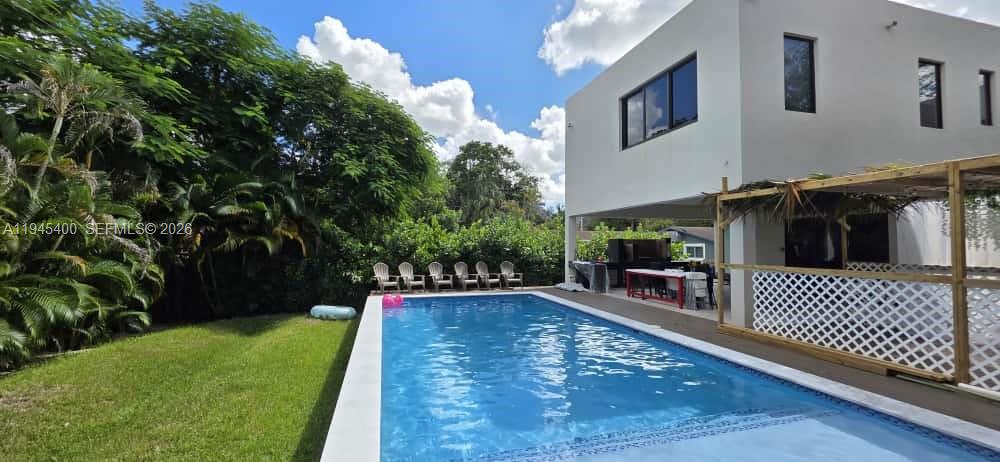 ELLAS LITTLE ACRES 1ST AD - Residential