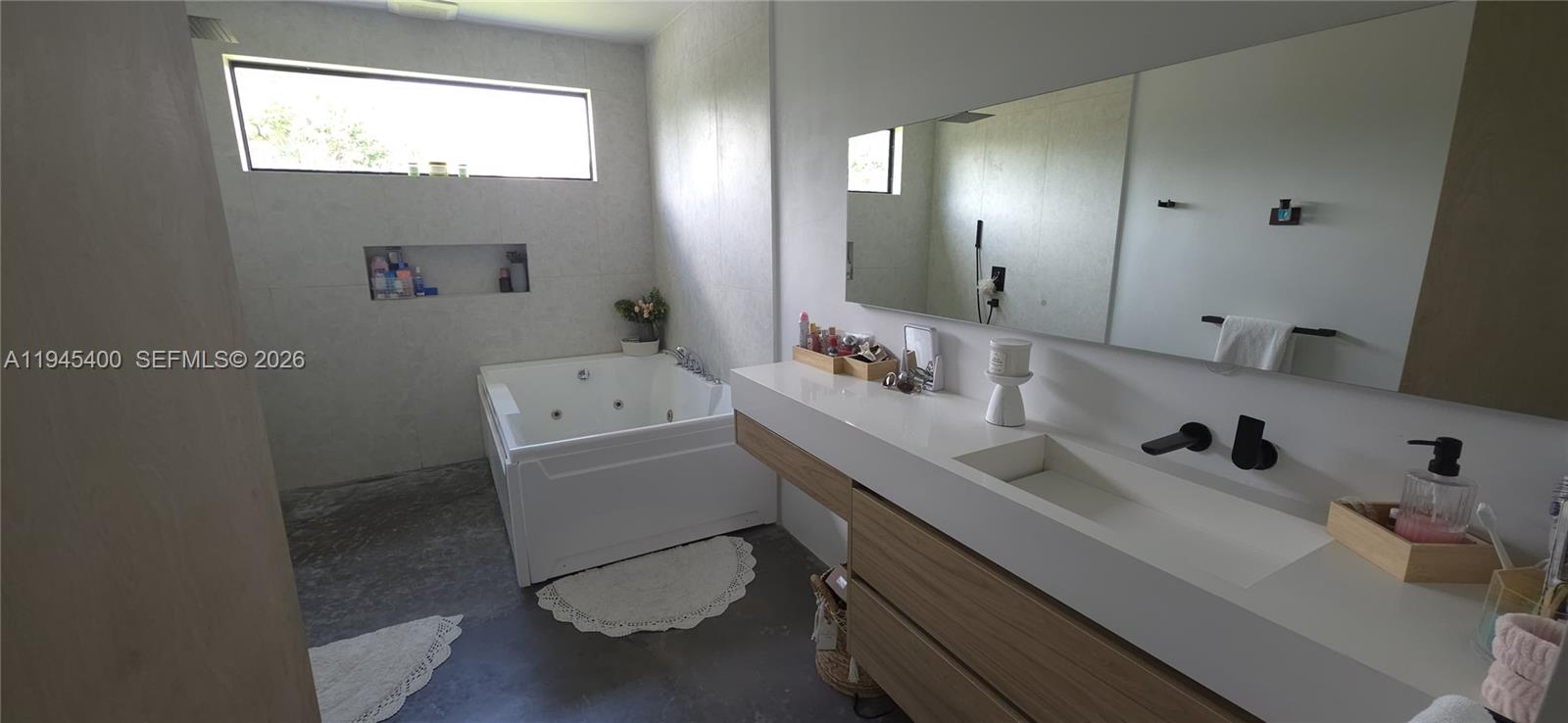 ELLAS LITTLE ACRES 1ST AD - Residential