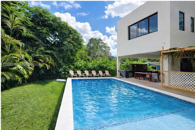 ELLAS LITTLE ACRES 1ST AD - Residential