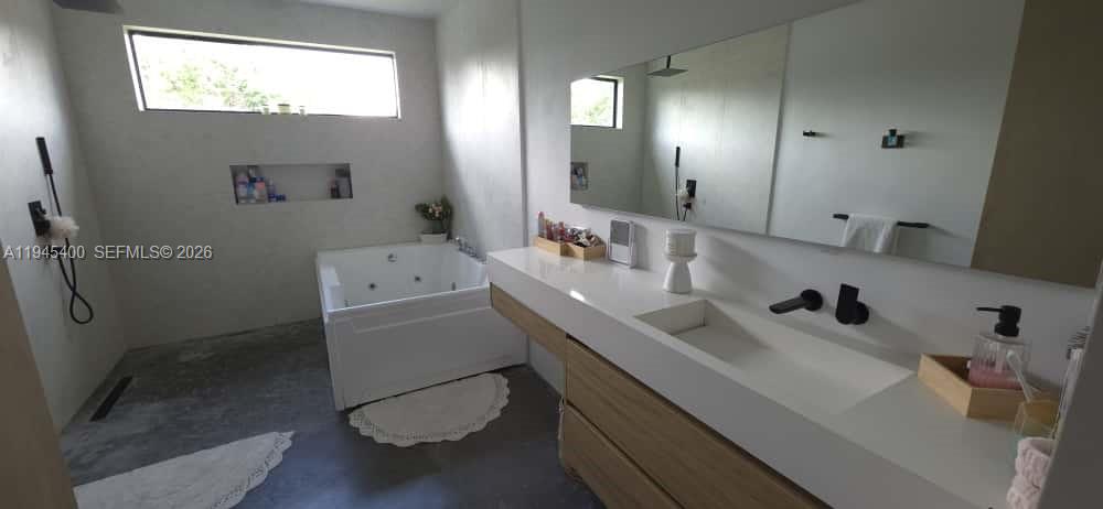 ELLAS LITTLE ACRES 1ST AD - Residential