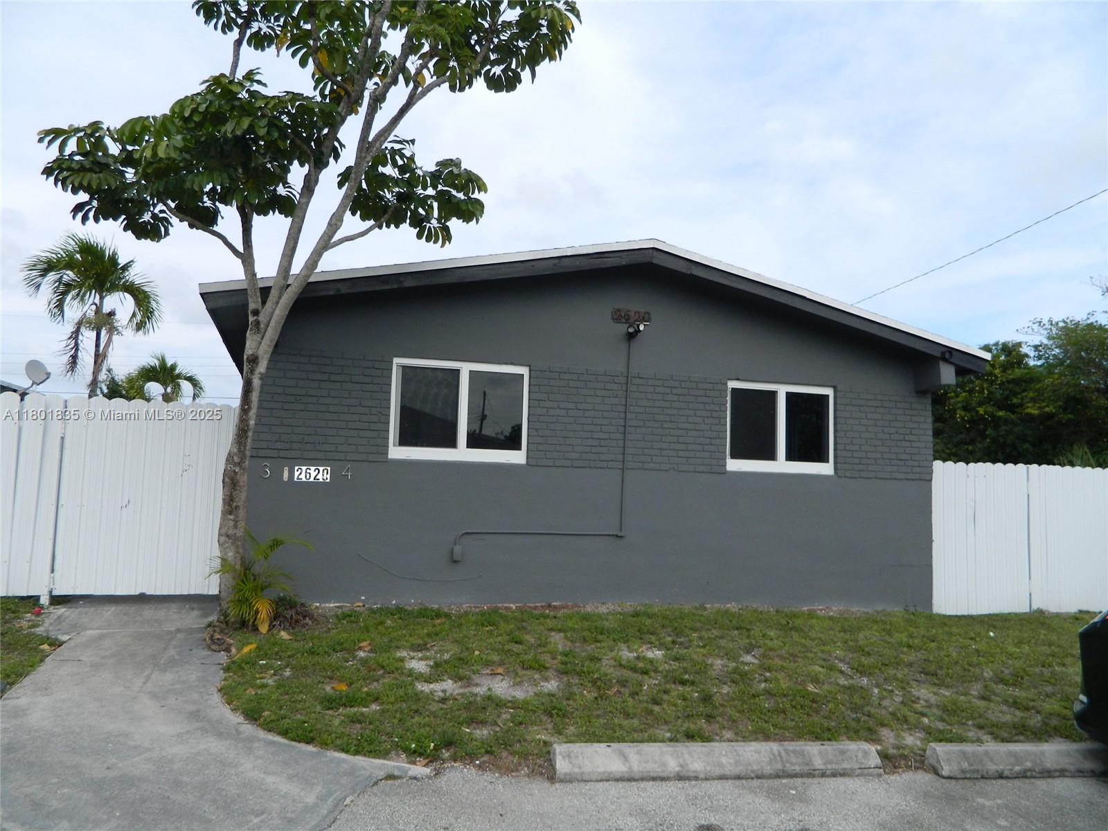 Rental Property at 2620 Nw 18th Ter 4, Oakland Park, Miami-Dade County, Florida - Bedrooms: 2 
Bathrooms: 1  - $1,850 MO.