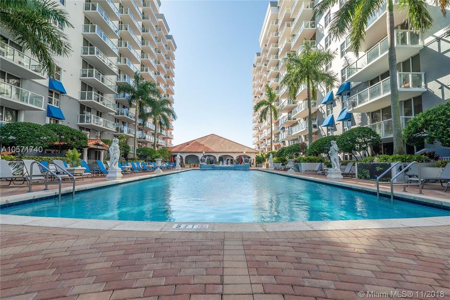 Penthouse with balcony and beautiful view to the lagoon. Gated secured complex, well managed property with many amenities including swimming pool, clubhouse, gym, putting green, billiard room, and much more. Great view from this one bedroom unit, facing West and down to the pool deck.