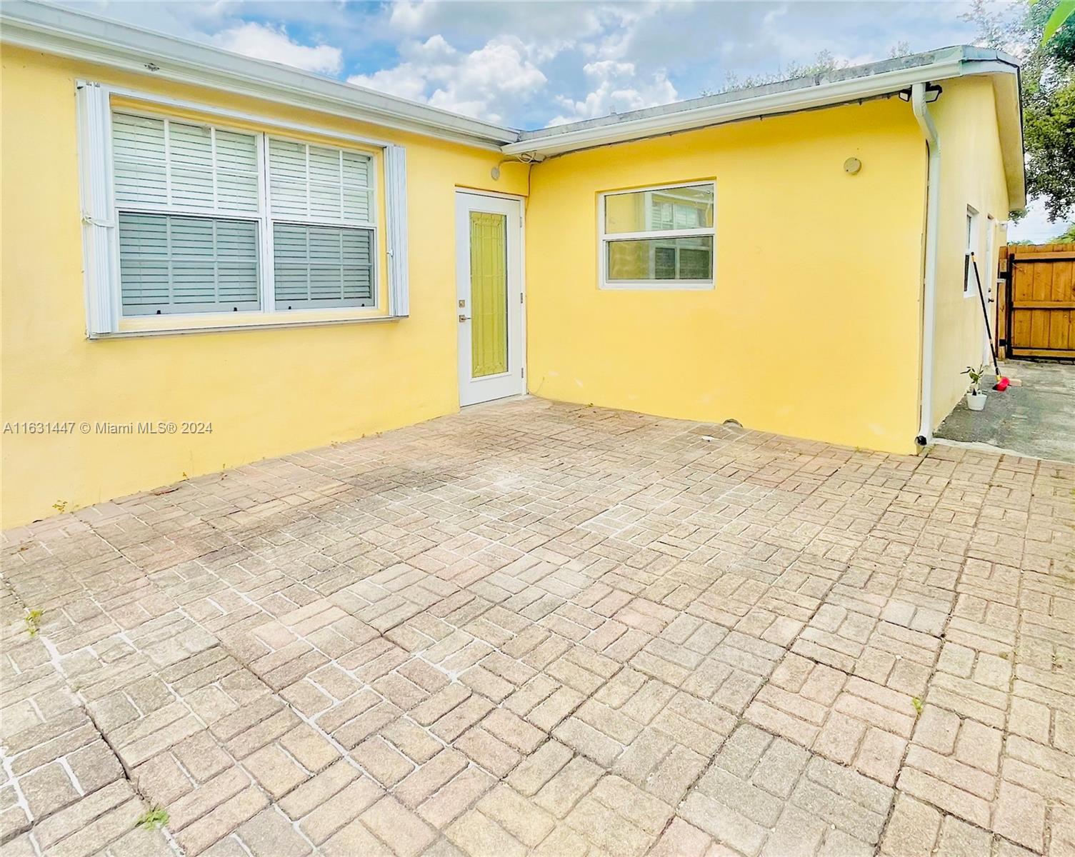 This clean efficiency has been totally re-remodeled (turn-key)! Large driveway, walk-in closet, One full bath. Enjoy your private patio and privacy. Close to plantation walk, Parks, shopping and major roads. Shows Great!