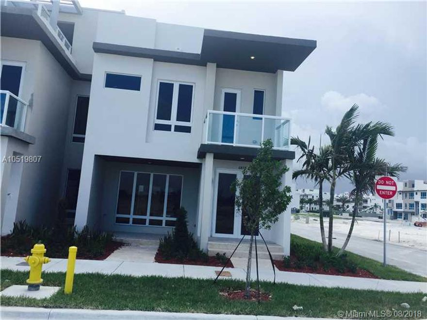 LOCATION, LOCATION IN THE HEART OF DORAL, CORNER UNIT LANDMARK AT DORAL. 3/2 BEAUTIFUL AND MODERN HOUSE. CLOSE TO "A" SCHOOLS.