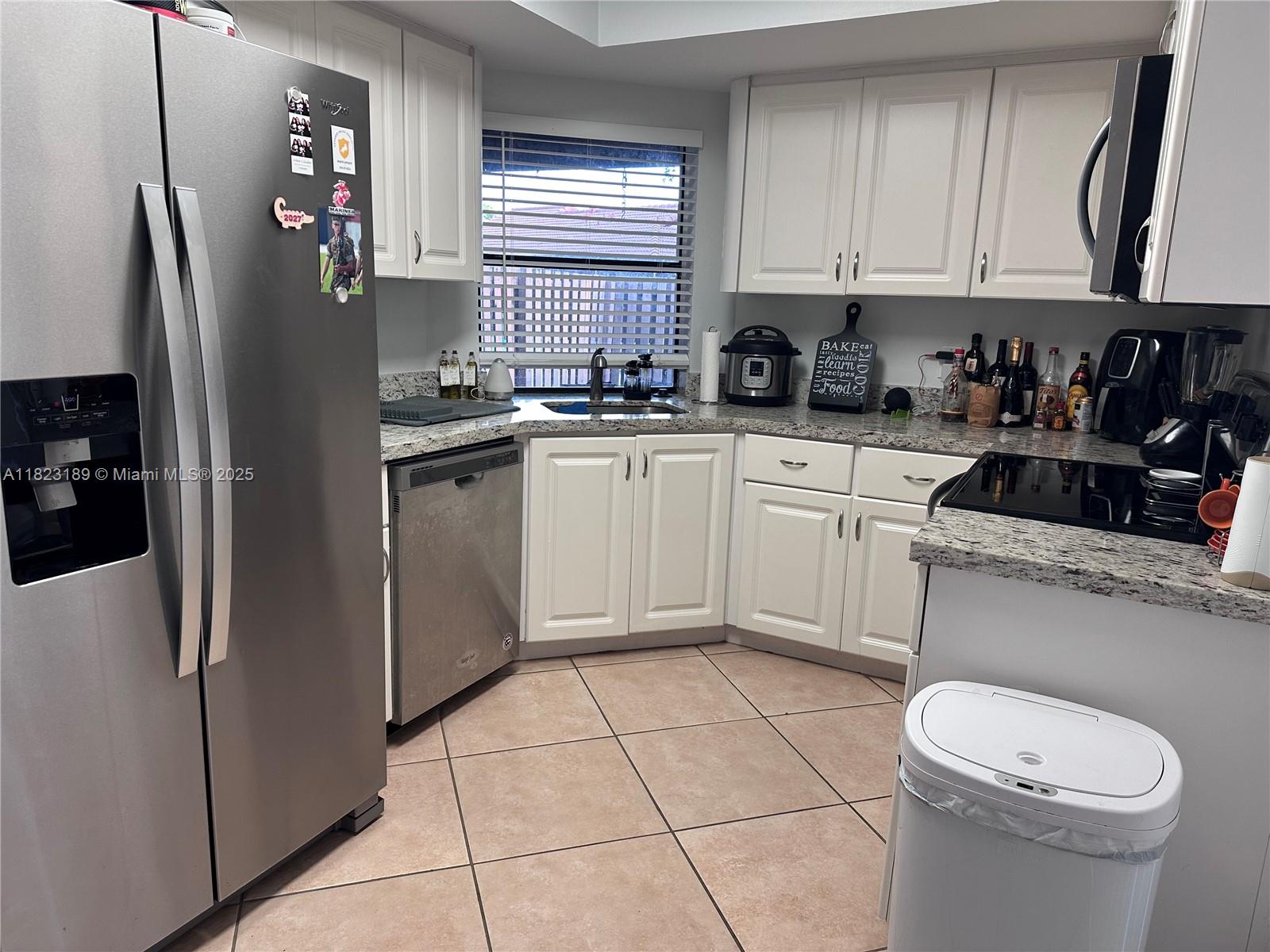 Remodeled brand new appliances. Beautiful, bright, and spacious one story townhouse in the prestigious and centrally located Lakes of the Meadow Community. Call Listing agent for showing instructions!