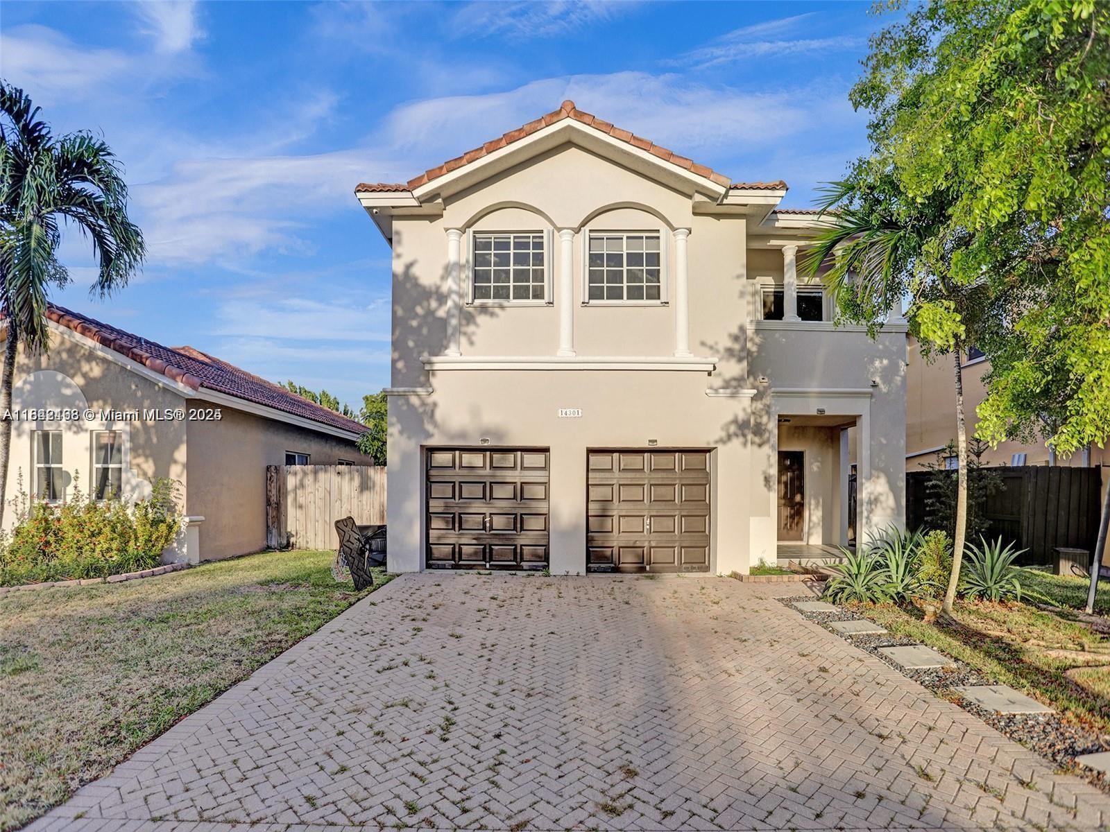 Beatifully home located in a comunity with two navigable lakes , resdents can enjoy boating jet skling , fishing and saling, located just 3 minuts from Tamiami Airport