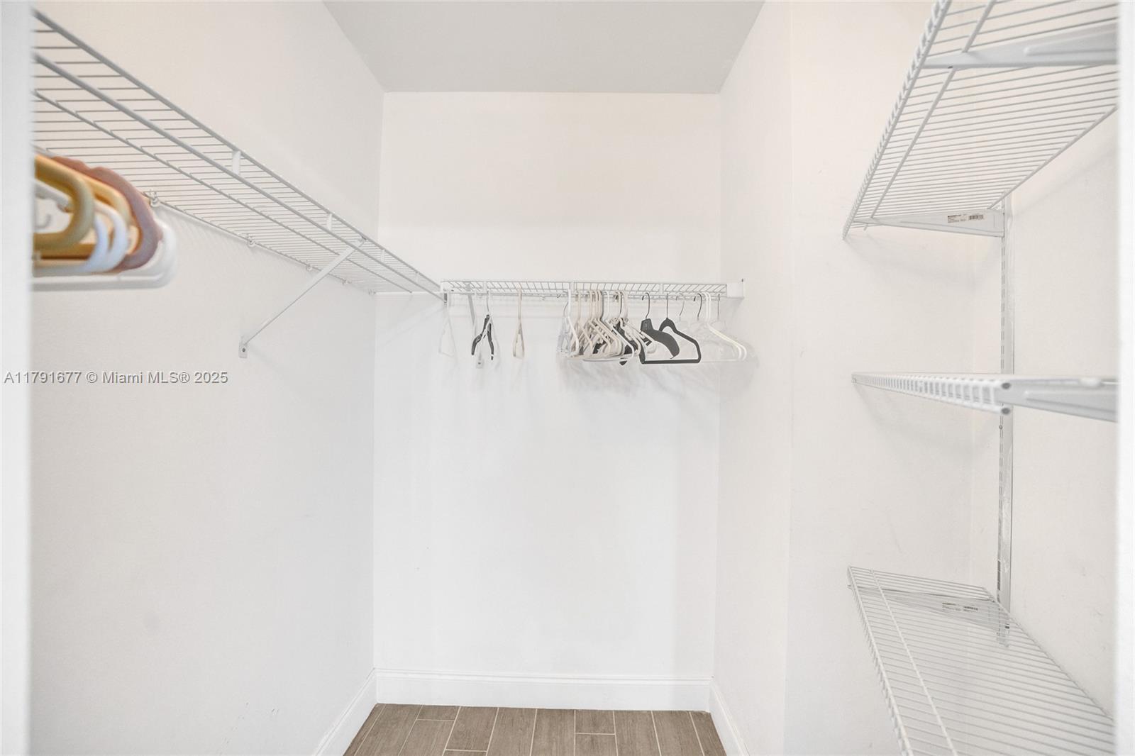 1000 ISL BLVD WILLIAMS IS - Residential