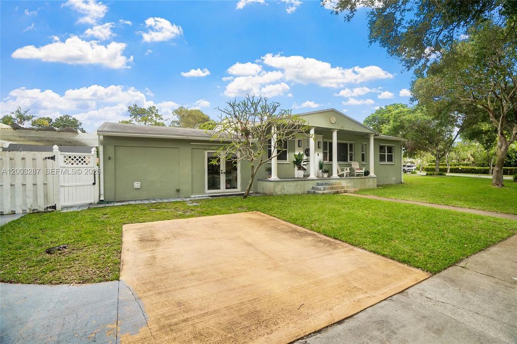 Photo of 899 E Country Club Cir, Plantation, FL 33317 (MLS # A12003287)