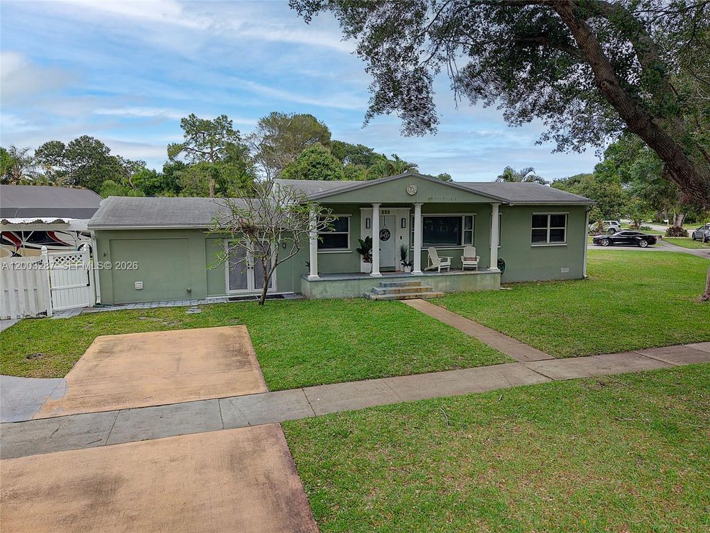 Photo of 899 E Country Club Cir, Plantation, FL 33317 (MLS # A12003287)