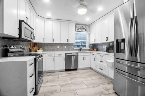 Photo of 899 E Country Club Cir, Plantation, FL 33317 (MLS # A12003287)