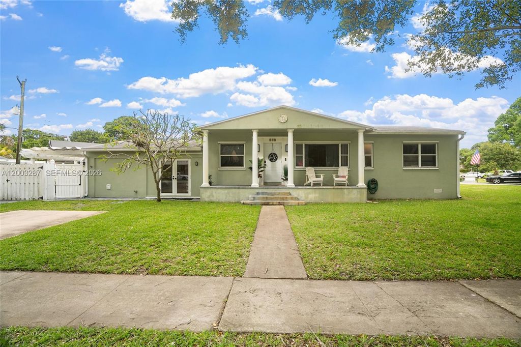 Photo of 899 E Country Club Cir, Plantation, FL 33317 (MLS # A12003287)