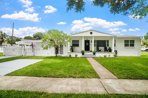 Photo of 899 E Country Club Cir, Plantation, FL 33317 (MLS # A12003287)