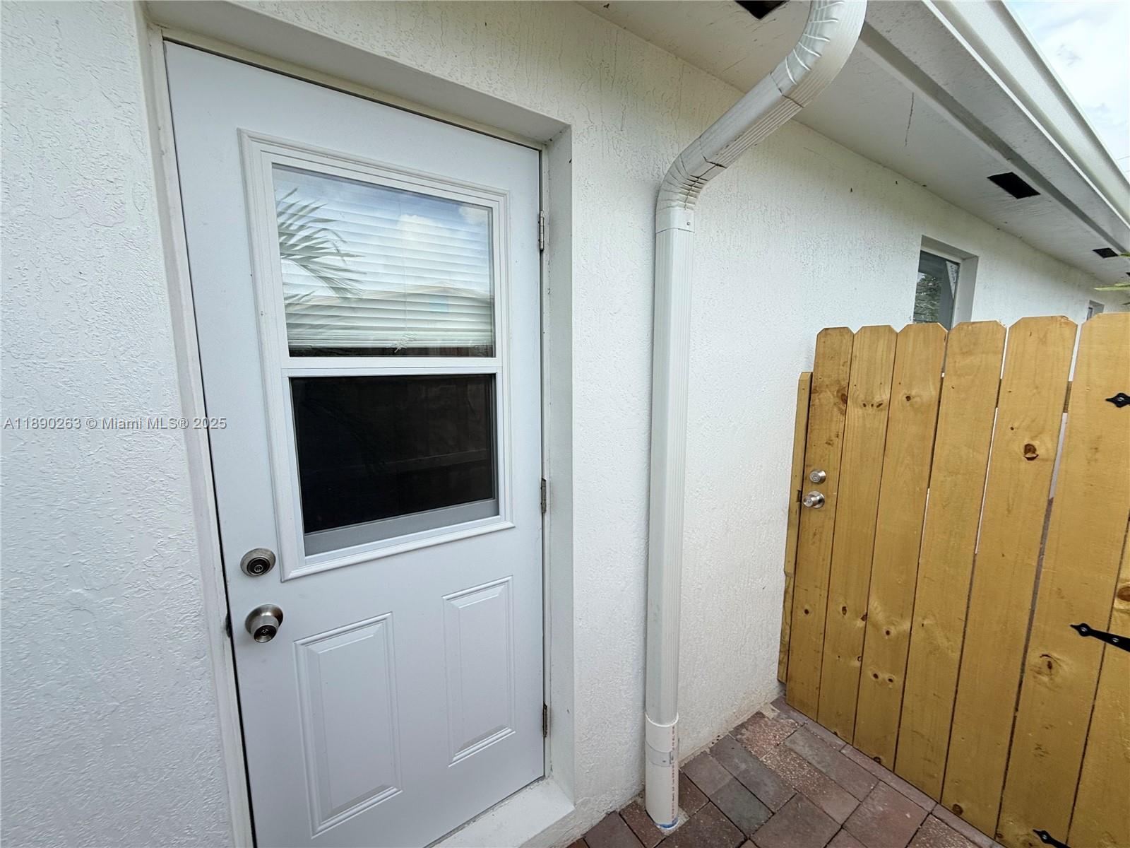 Welcome to this well-appointed 1-bedroom, 1-bath unit located just 15 mins from the beach. Ideally situated in a sought-after community, this residence offers a rare combination of affordability, convenience, and lifestyle. The functional layout is perfect for efficient living, featuring a comfortable kitchen area, private bedroom, and full bath.
Enjoy nearby dining, shopping, and entertainment options — all within walking distance.