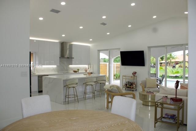 LAKE VENETIAN - Residential Lease