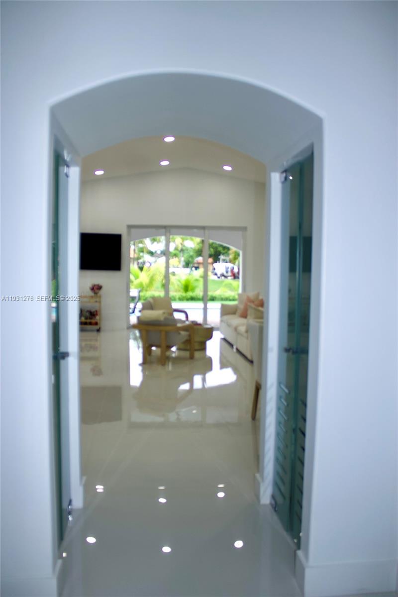 LAKE VENETIAN - Residential Lease