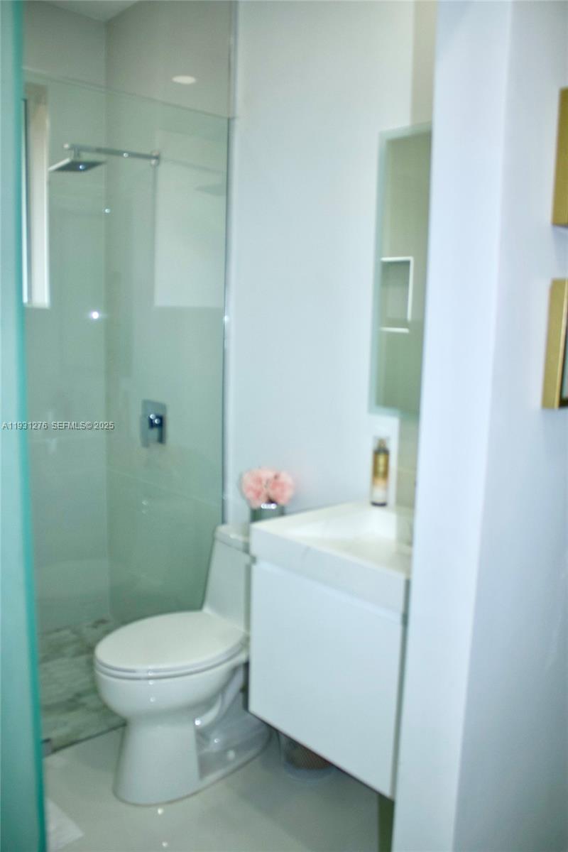 LAKE VENETIAN - Residential Lease