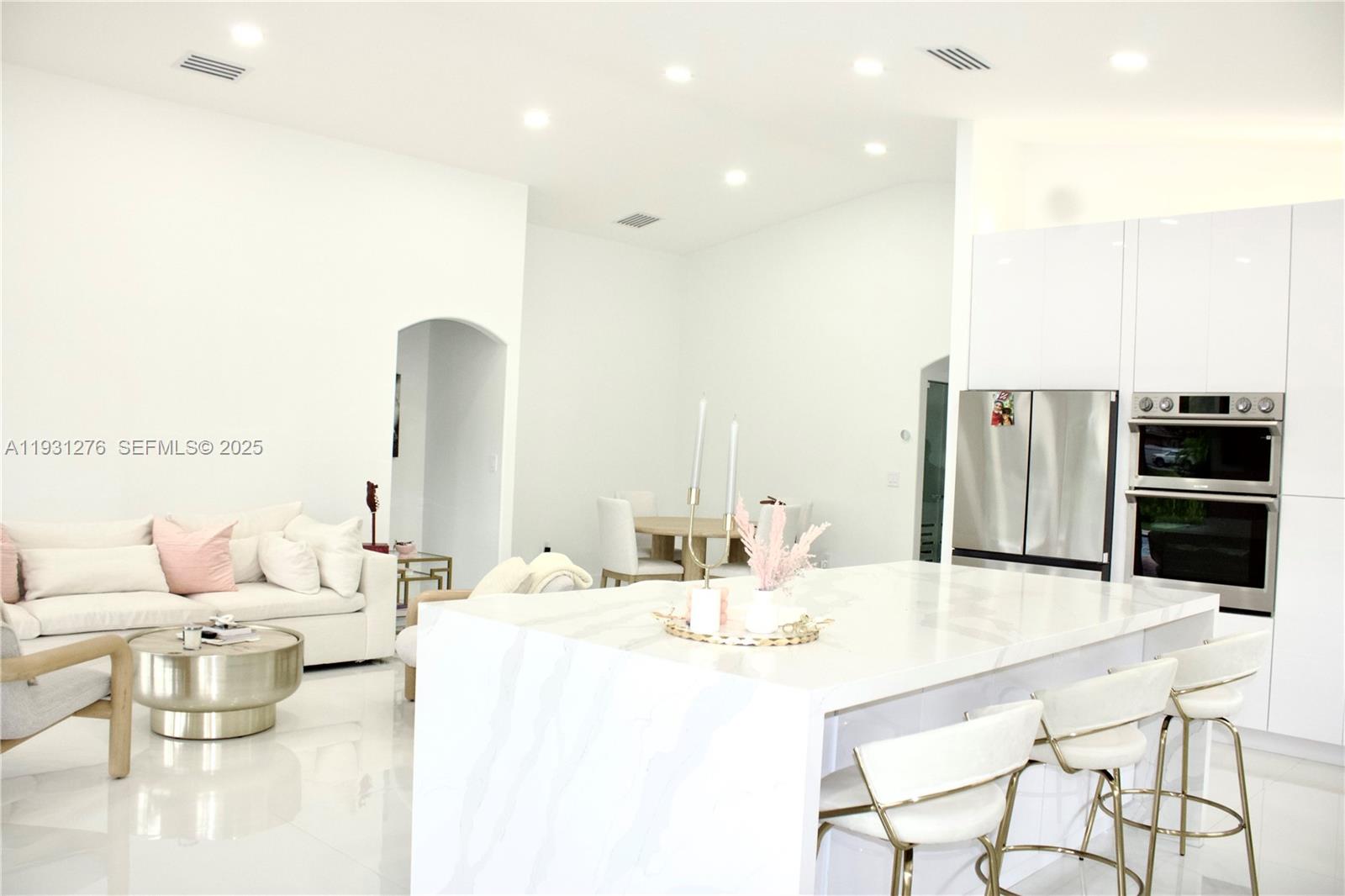 LAKE VENETIAN - Residential Lease